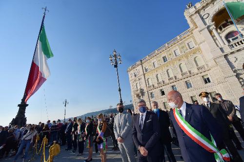 L'ammaina bandiera solenne in piazza dell'Unità d'Italia a Trieste. 